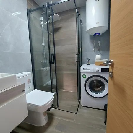 Compass 5 - Train Station Apartment *