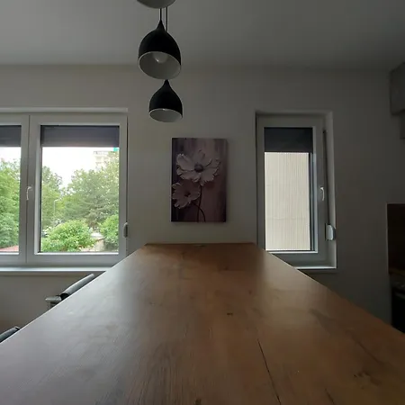 Compass 5 - Train Station Apartment *