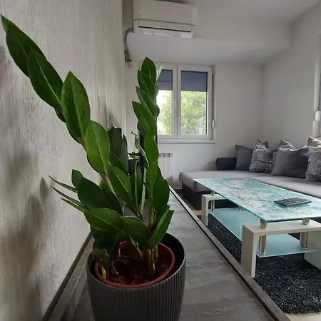 Compass 5 - Train Station Apartment *